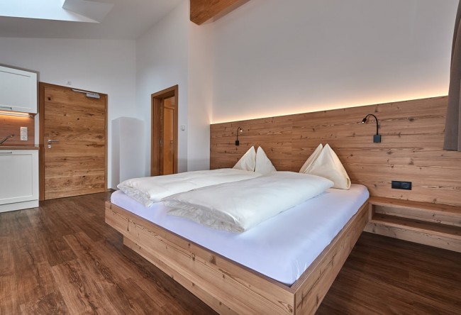 Doppelbett im Wohn-Schlafraum am Feriengut von Familie Scharfetter