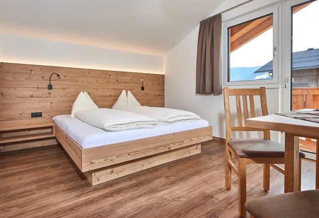 Doppelbett im hell eingerichteten Appartement am Ransburggut