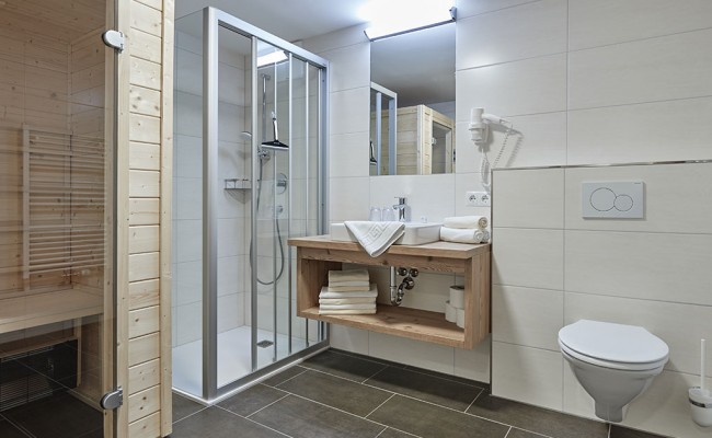 Badezimmer mit WC und Infrarotkabine im Appartement Typ D