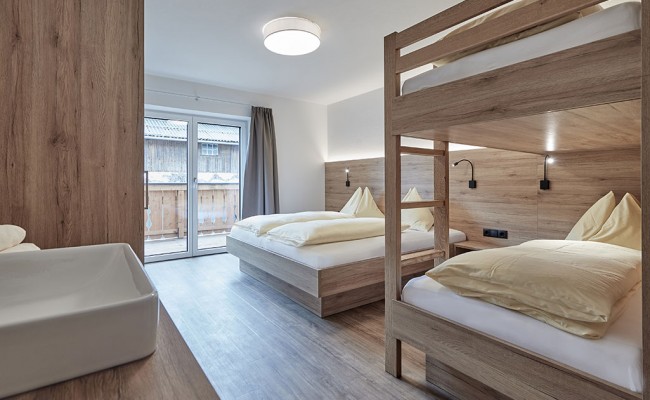 Doppelbett und Stockbett im Appartement Typ D